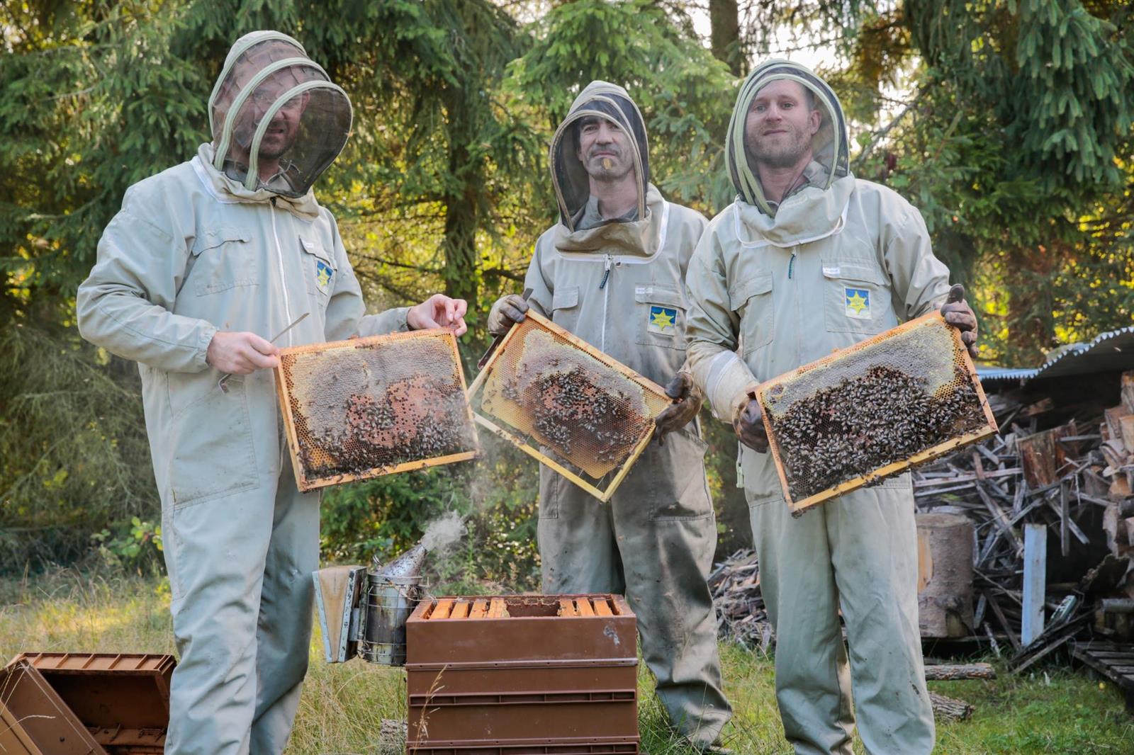 3 apiculteurs à Goupillon
