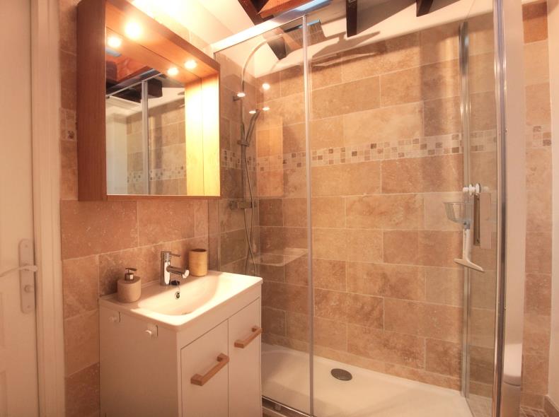 La salle de bain moderne et chaleureuse