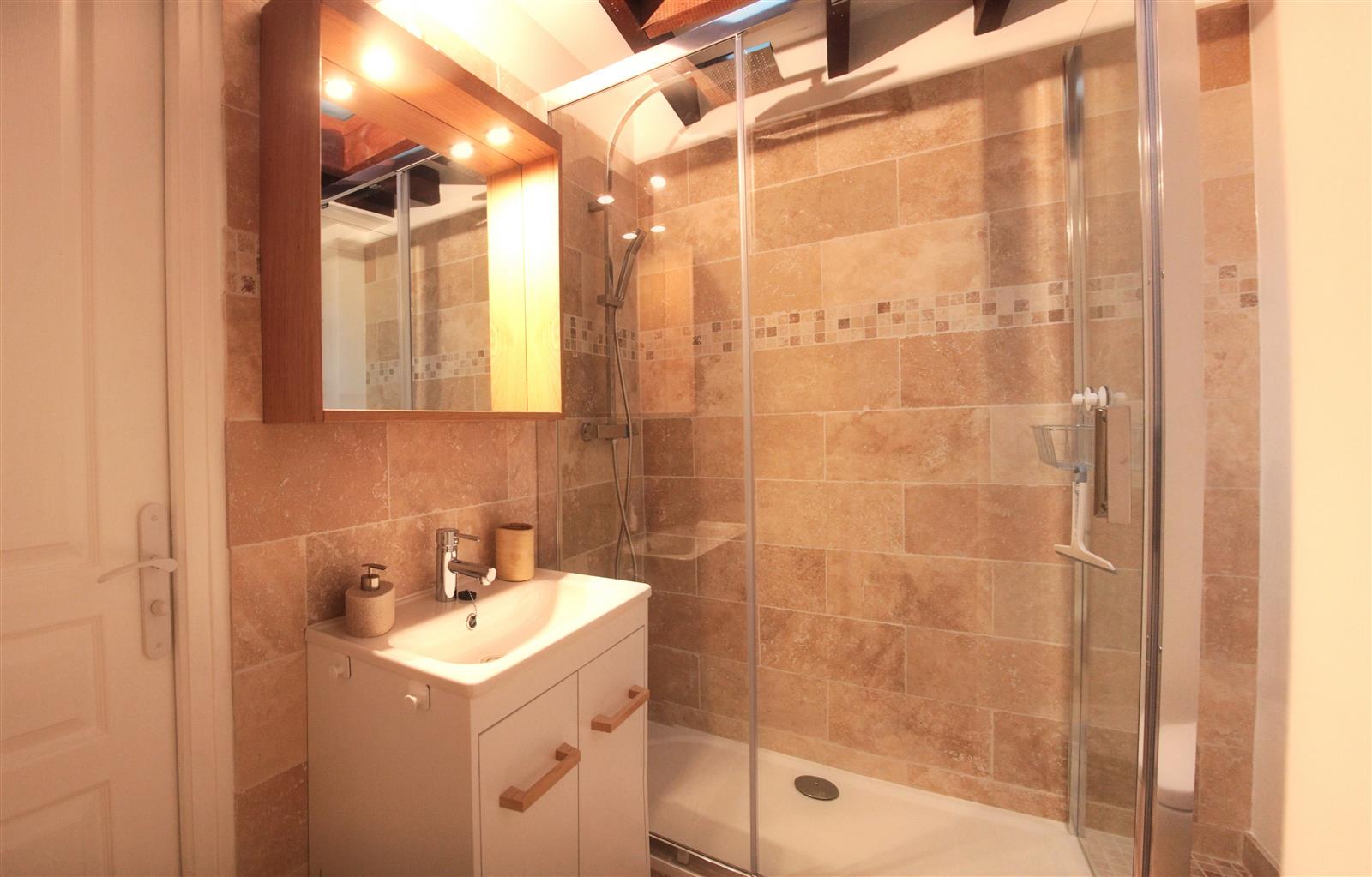 La salle de bain moderne et chaleureuse