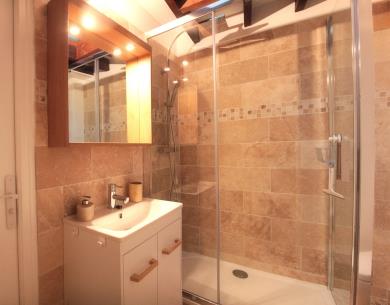 Une salle de bain moderne et chaleureuse
