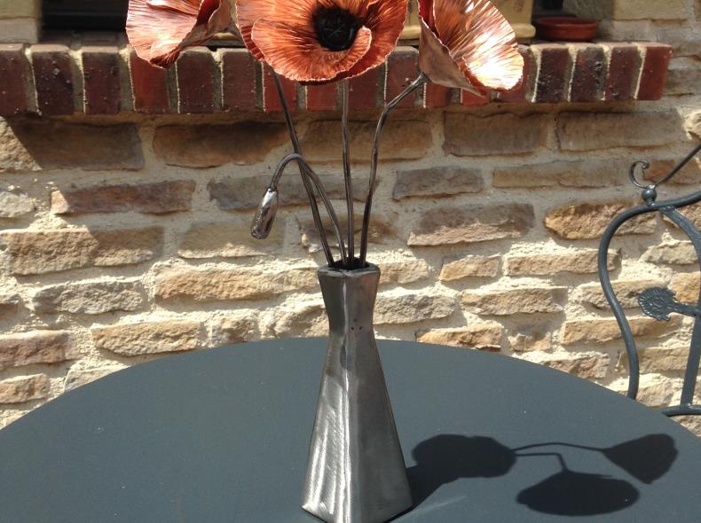 Bouquet coquelicots dans son vase en fer forgé et cuivre