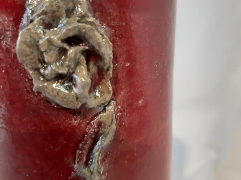 Raku détail rose sculptée dorée