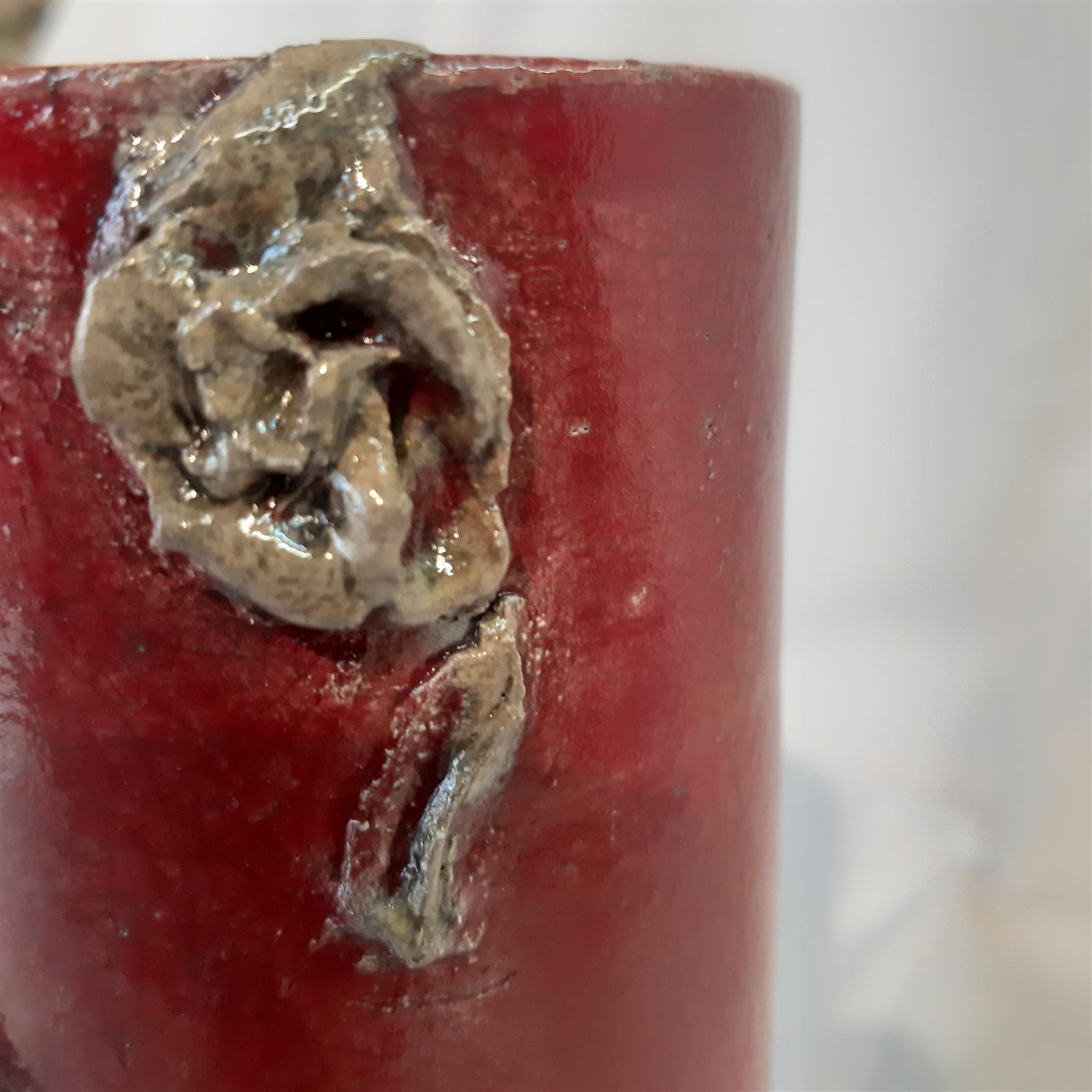 Raku détail rose sculptée dorée