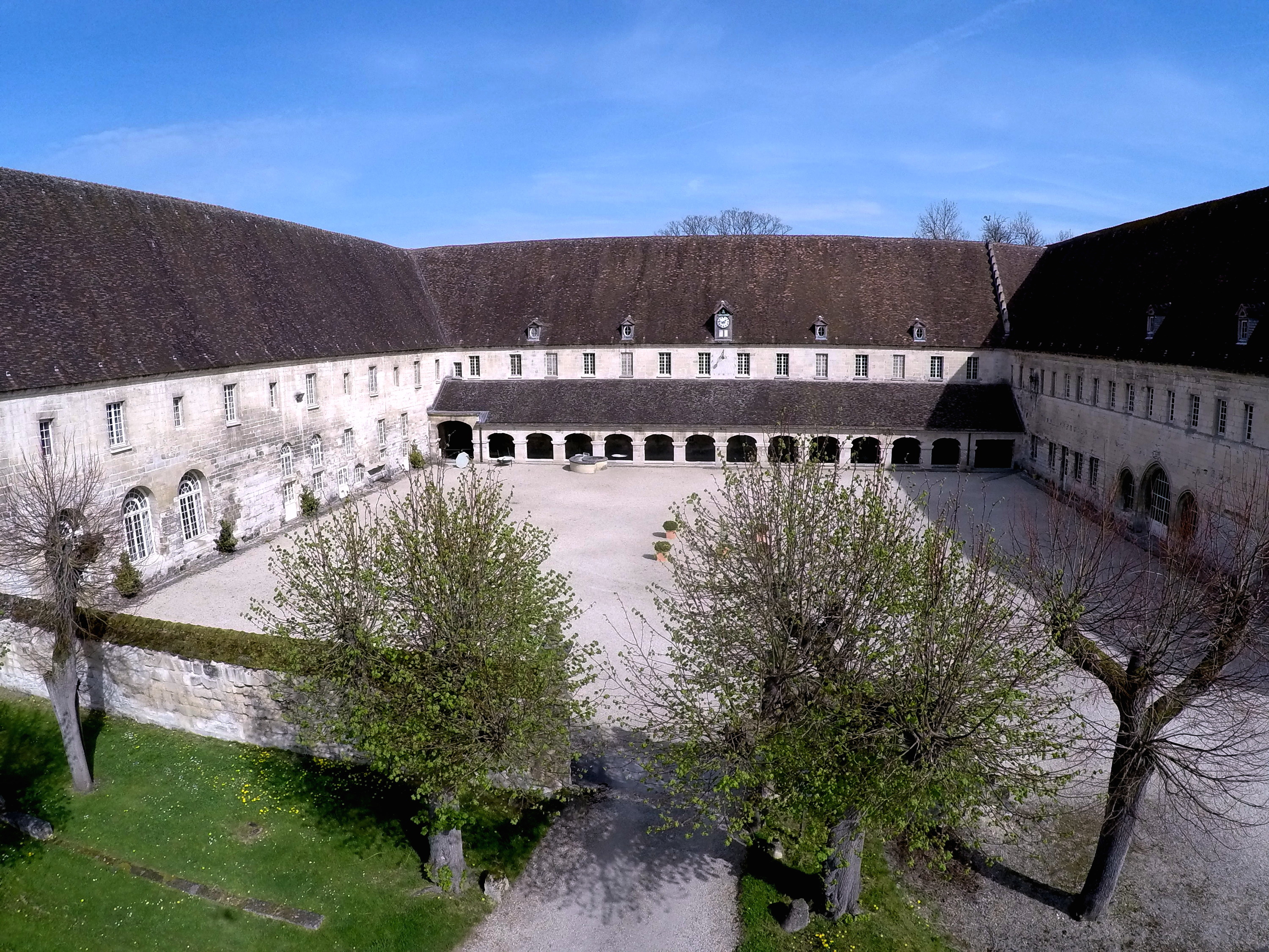 Cour abbaye royale du Moncel, crédit photo : Club du Vieux Manoir