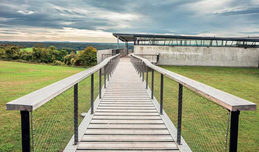 Caverne du Dragon vue extérieure  < Oulches-la-Vallée-Foulon < Aisne < Picardie 