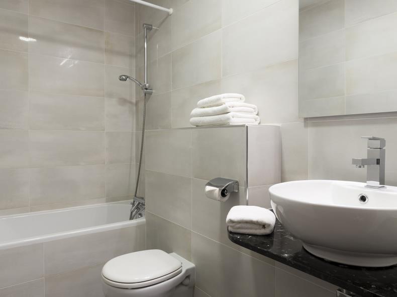 City Hotel - Salle de bain avec baignoire-min