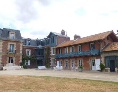 CHEVRIERES Chateau Le Quesnoy
