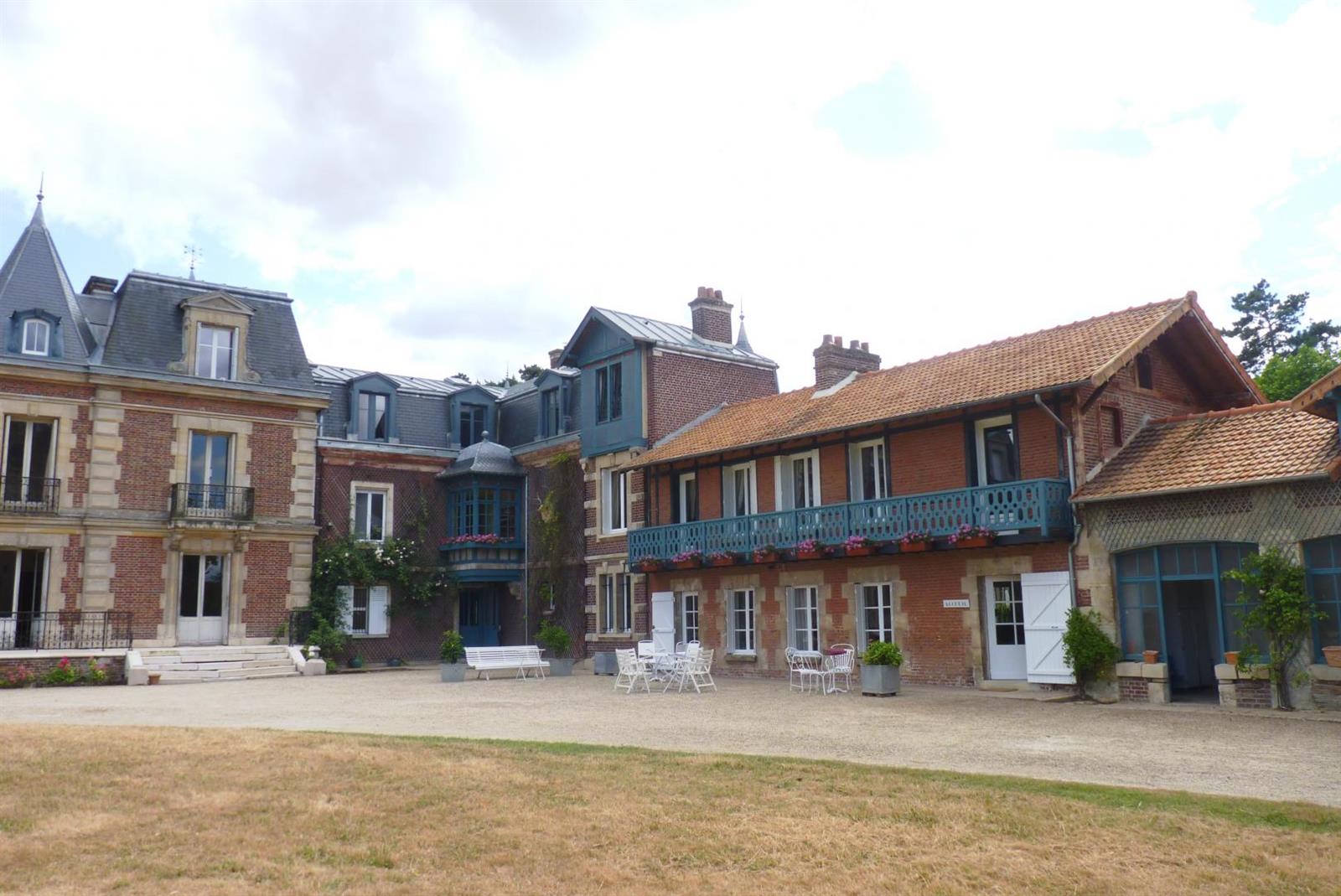 CHEVRIERES Chateau Le Quesnoy