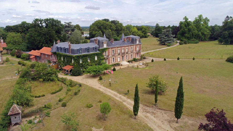 CHEVRIERES Chateau Le Quesnoy