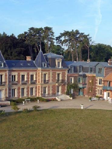 CHEVRIERES Chateau Le Quesnoy