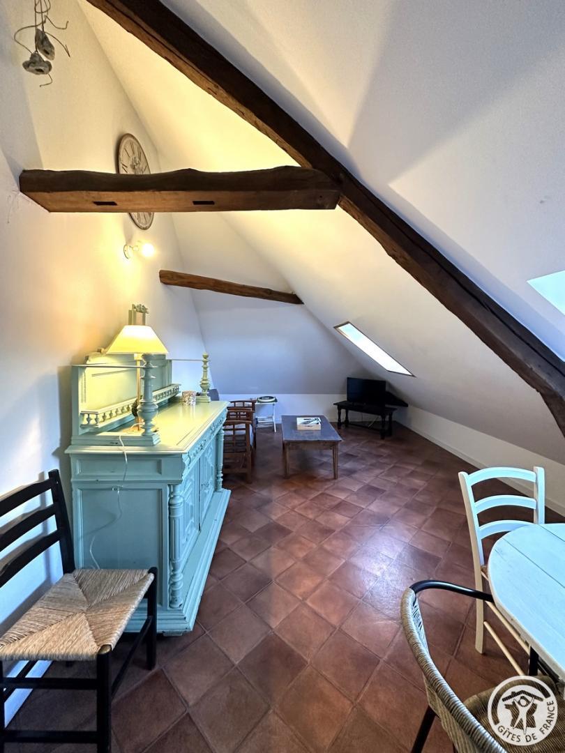 CREVECOEUR-LE-GRAND La cour d'honneur du château