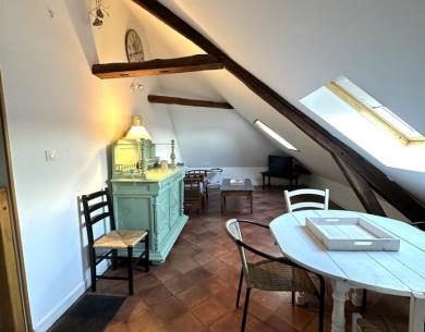 CREVECOEUR-LE-GRAND La cour d'honneur du château