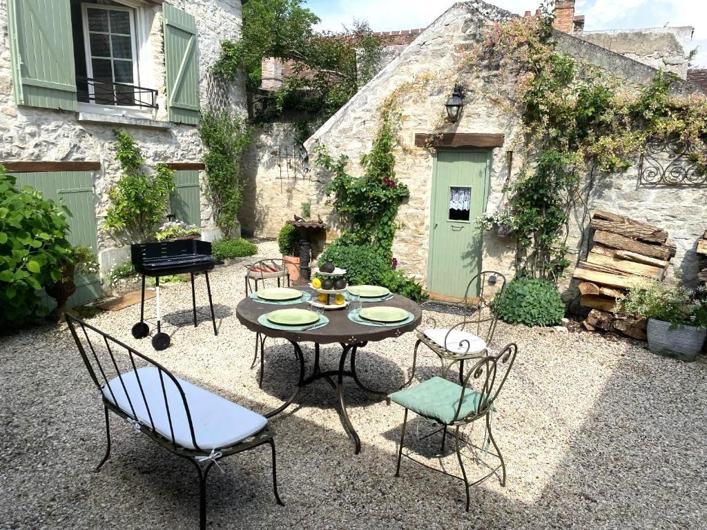 FONTAINE CHAALIS La Maison des Roses