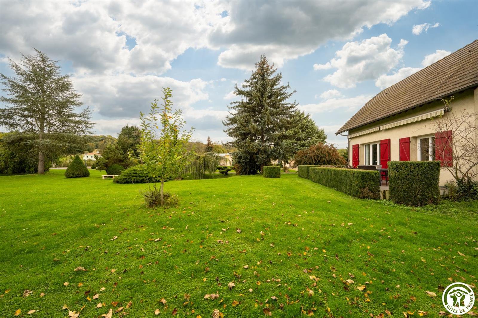 CHAMBLY Le Cèdre et Les Tomettes