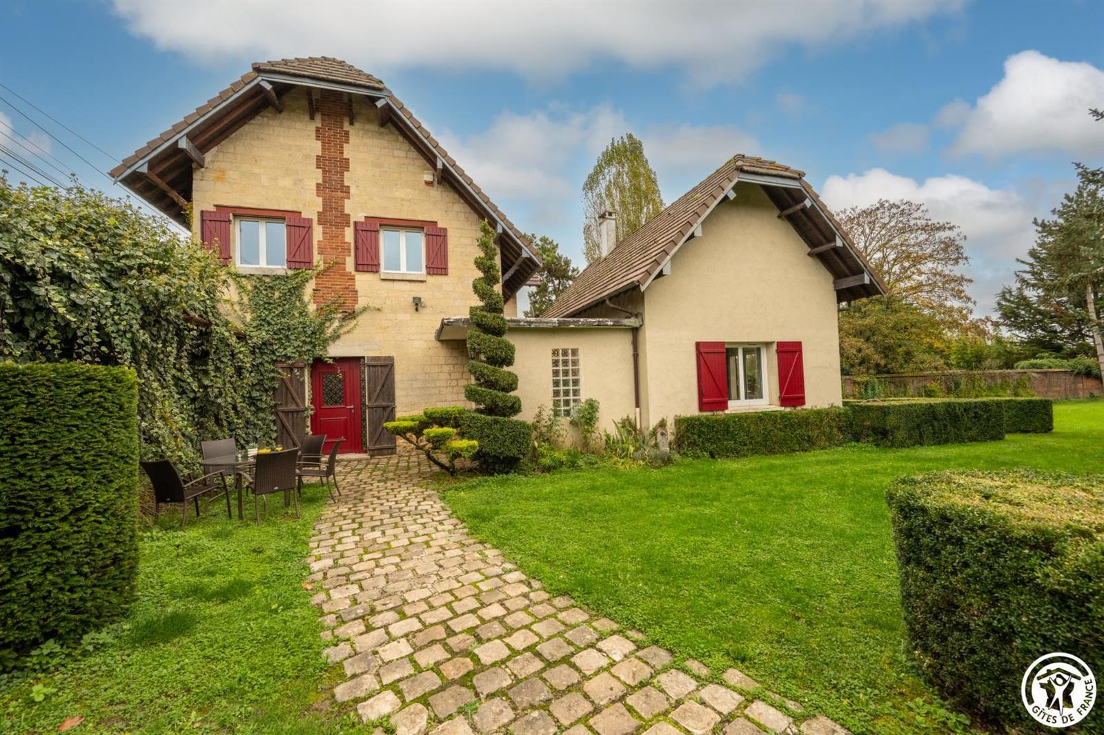 CHAMBLY Le Cèdre et Les Tomettes