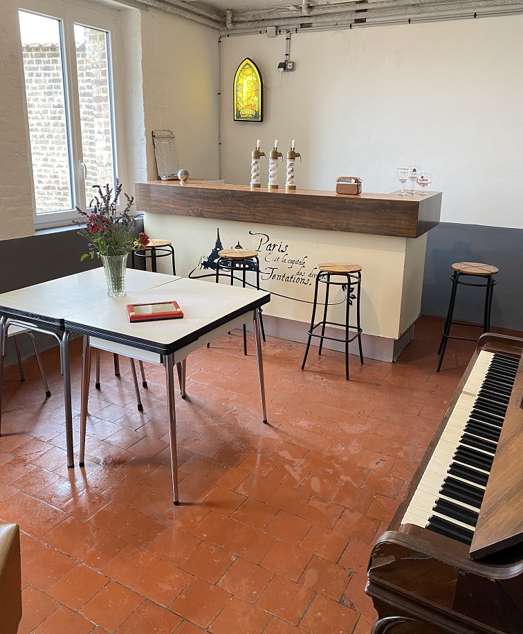 Salle bistrot avec piano et bar