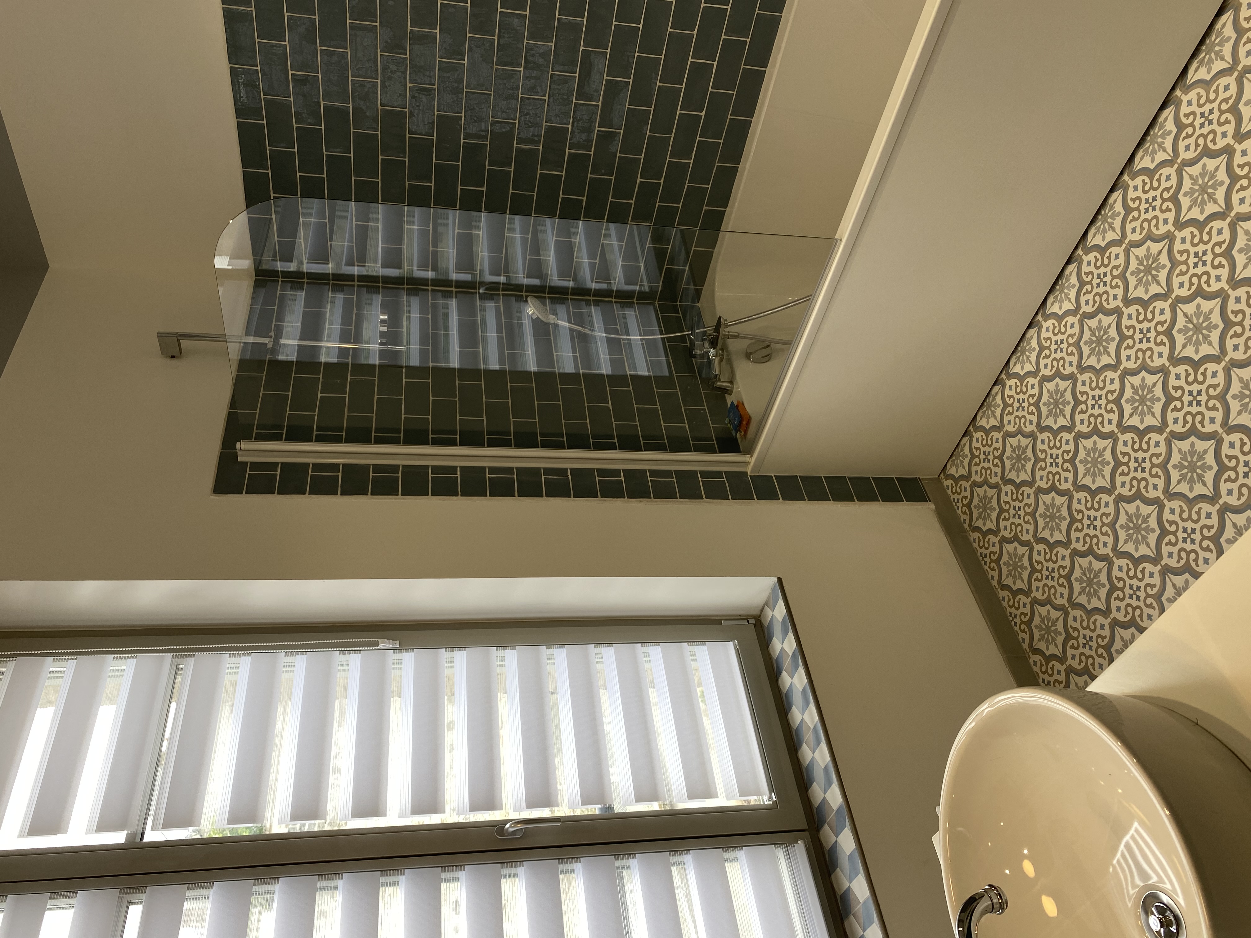 Salle de bains avec baignoire et douche