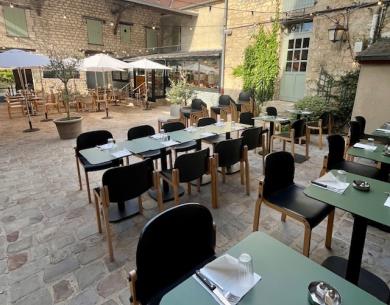La Cour Pavée