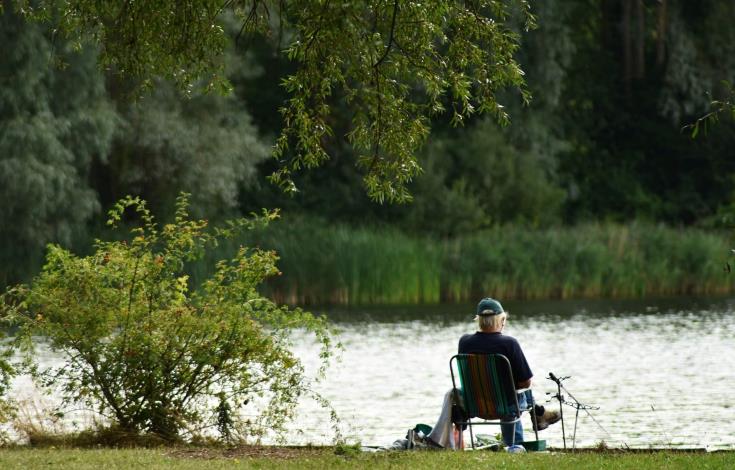 Pêcheur en bord d'étang