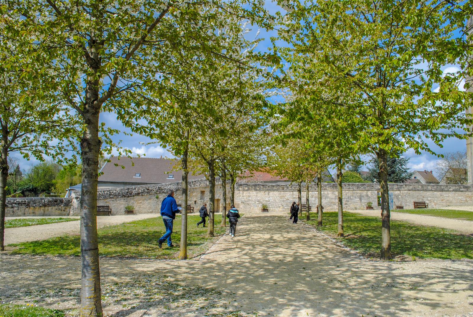 SAINT_LEU_D_ESSERENT-Jardin_Abbatiale