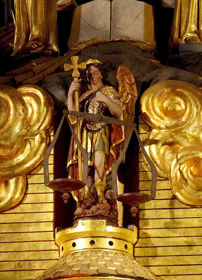 St Michel pesant les âmes - automate de l'horloge astronomique, crédit photo : © J-F Madre - ABC