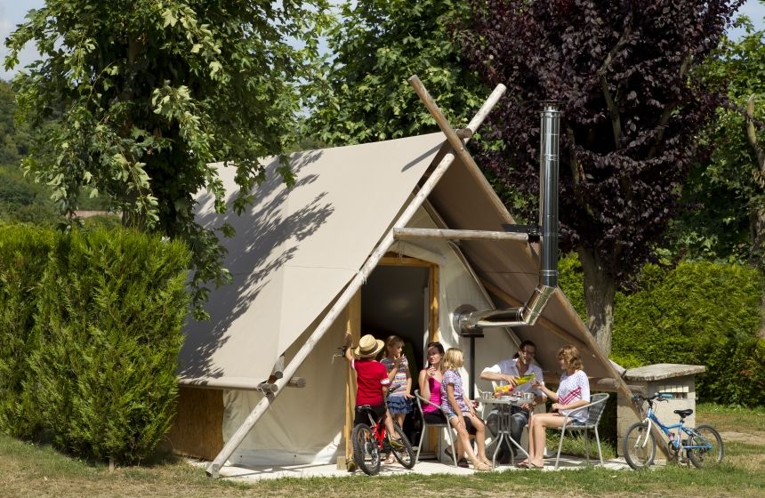 Tente-de-trappeur-en-famille-au-Camping-de-l-Aigrette-Attichy-Oise-