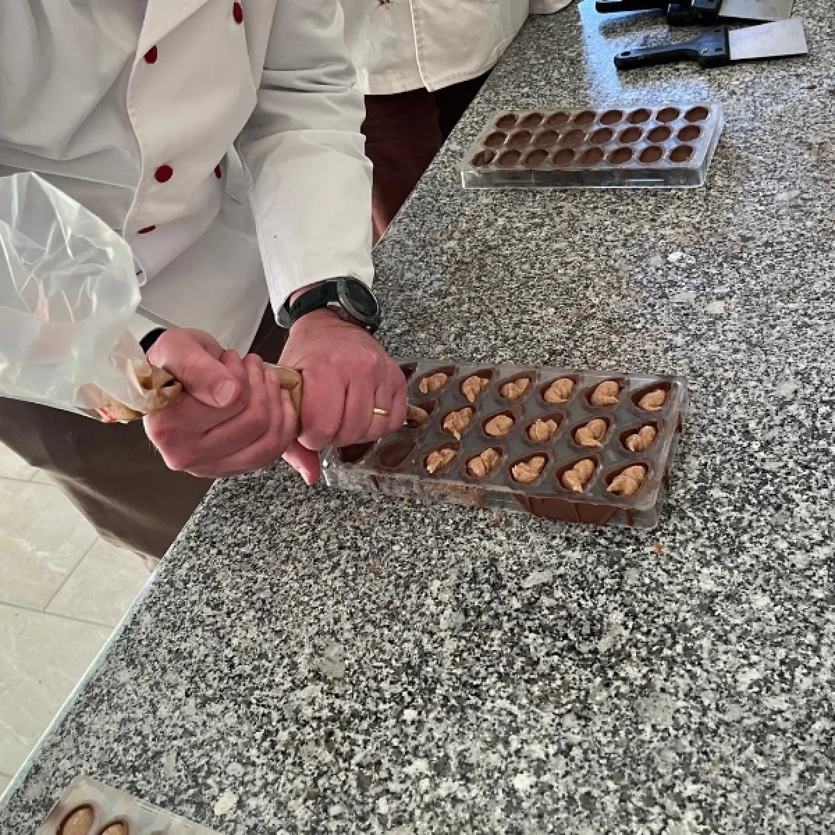 atelier-chocolat-artisanal-de-la-mise-au-point-a-la-creation-petit-comite_0_mon-atelier-chocolat-atelier-garnissage