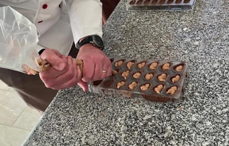 atelier-chocolat-artisanal-de-la-mise-au-point-a-la-creation-petit-comite_0_mon-atelier-chocolat-atelier-garnissage