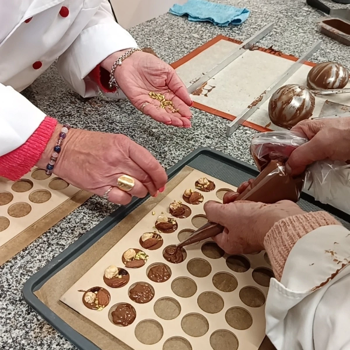 atelier-chocolat-artisanal-de-la-mise-au-point-a-la-creation-petit-comite_2_mon-atelier-chocolat-atelier-ch