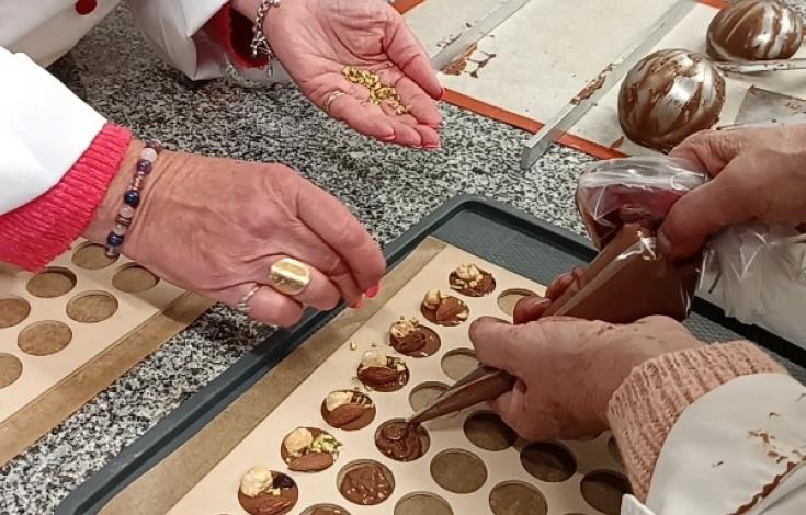 atelier-chocolat-artisanal-de-la-mise-au-point-a-la-creation-petit-comite_2_mon-atelier-chocolat-atelier-ch
