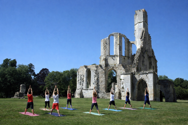 Yoga dans la roseraie de Chaalis
