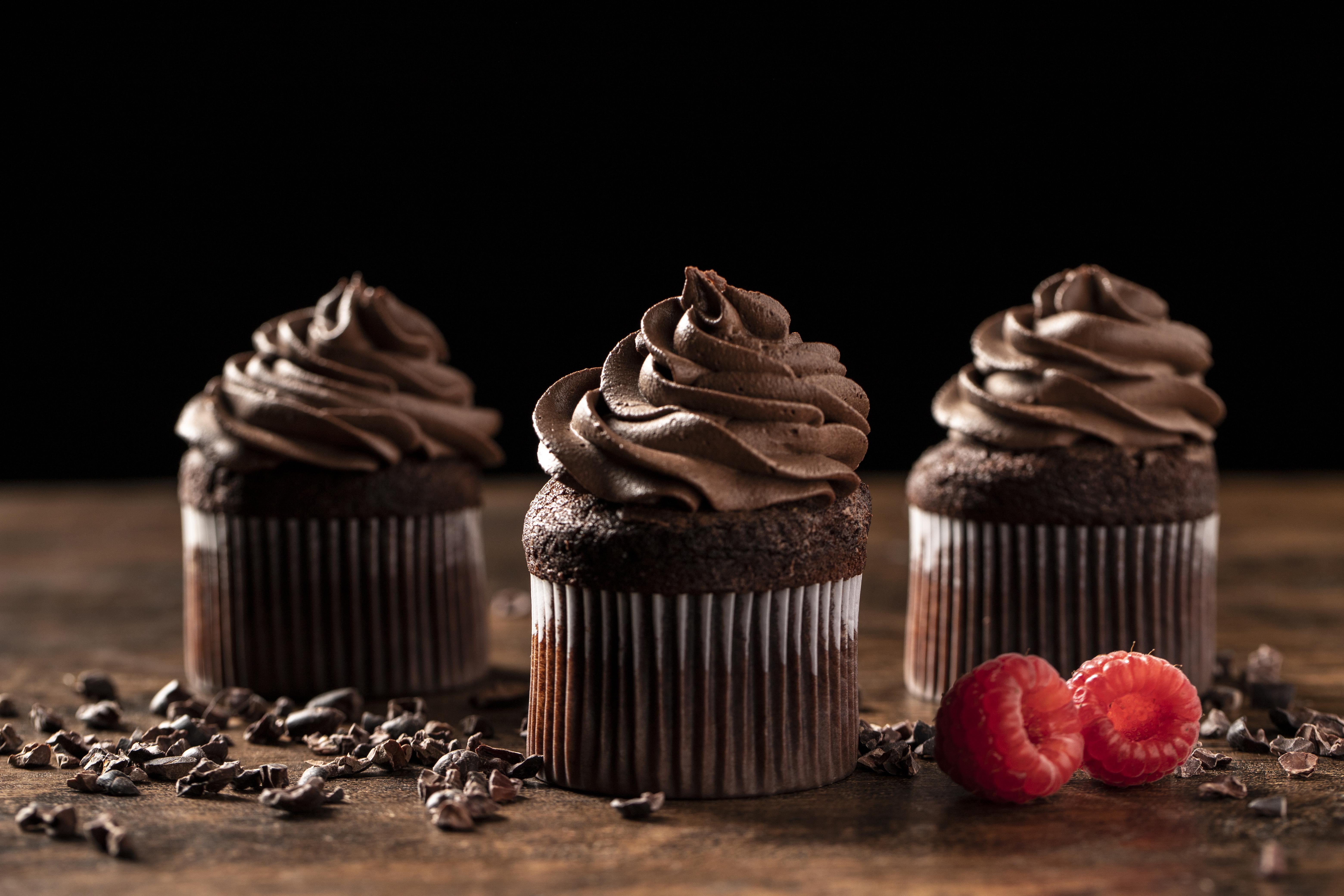 close-up-delicious-chocolate-cupcakes-with-raspberry