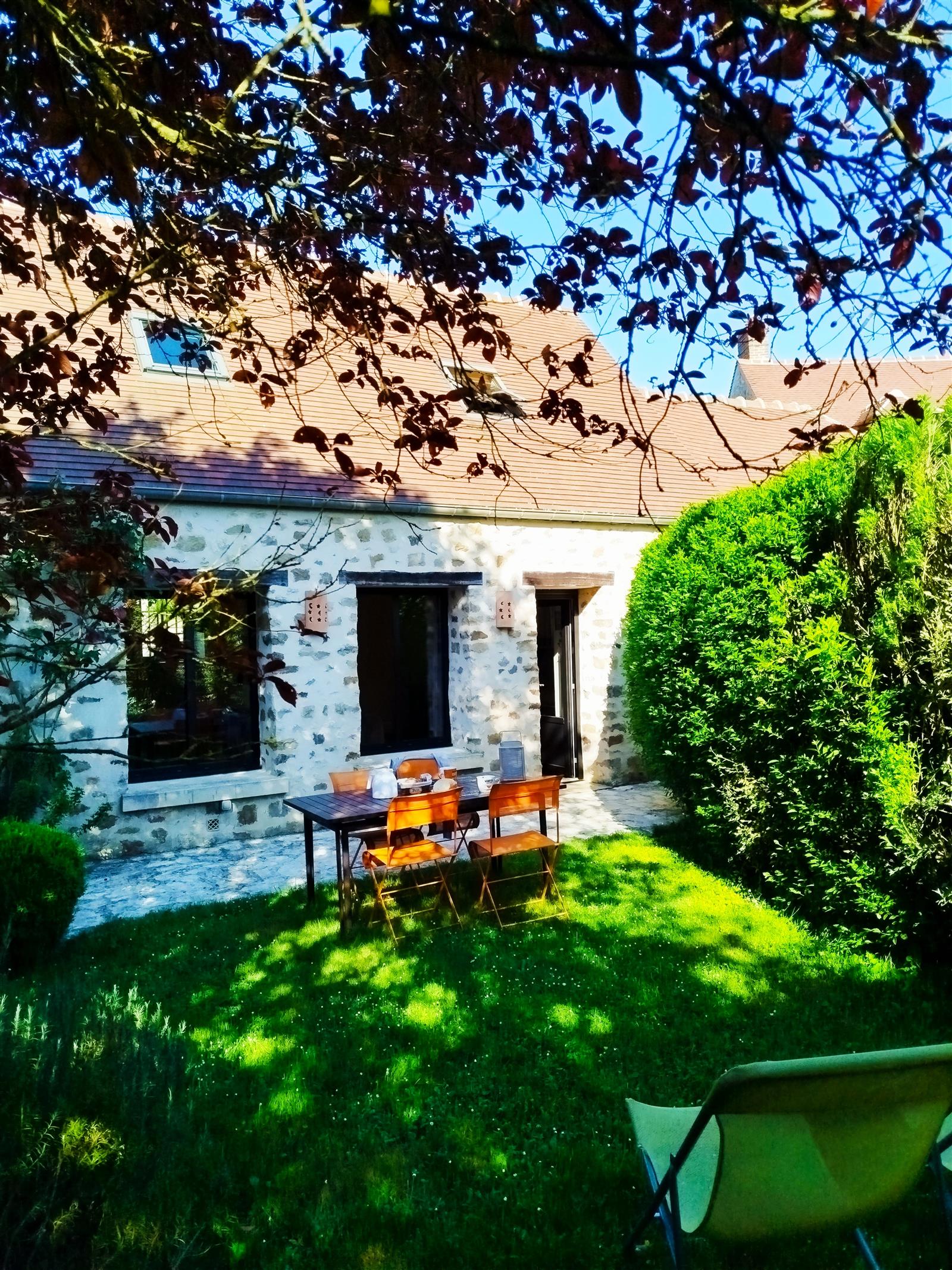 gite-chezcilia-accueil-senlis-chantilly-jardin-parking