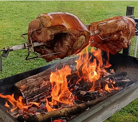 Cochon grillé à la broche + Musique