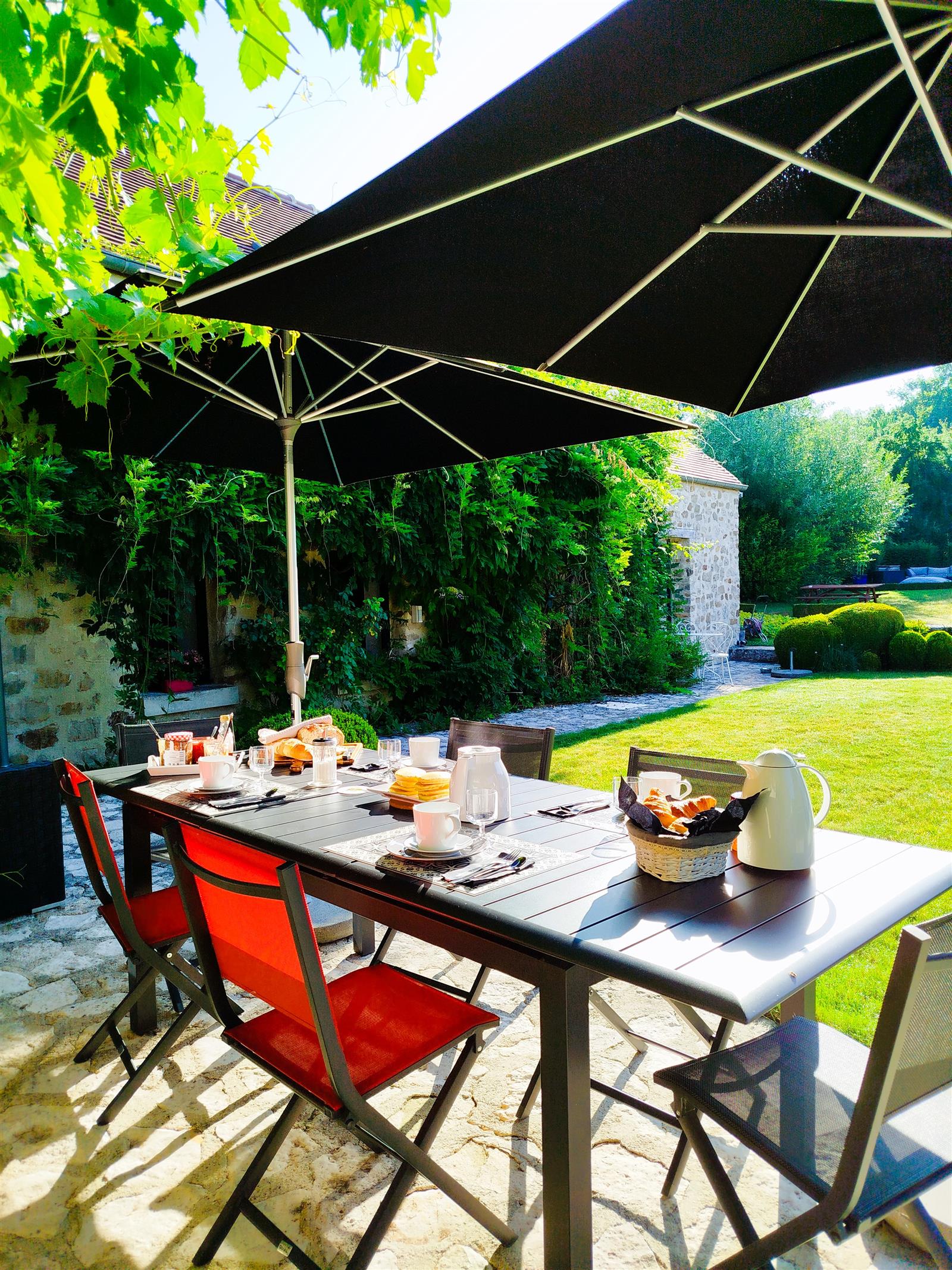 petit-déjeuner-maison-au-jardin-suite-familiale-senlis-oise