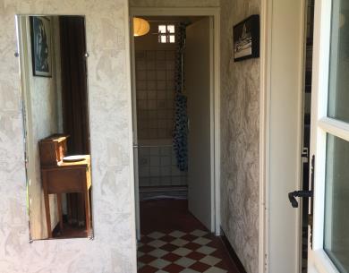 Couloir, vue sur la salle de bain