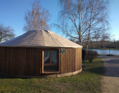 Yourte familiale vue sur l'étang