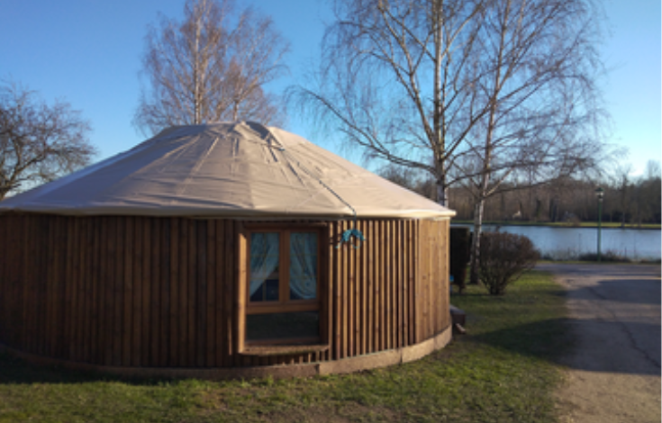 Yourte familiale vue sur l'étang