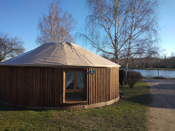 Yourte familiale vue sur l'étang